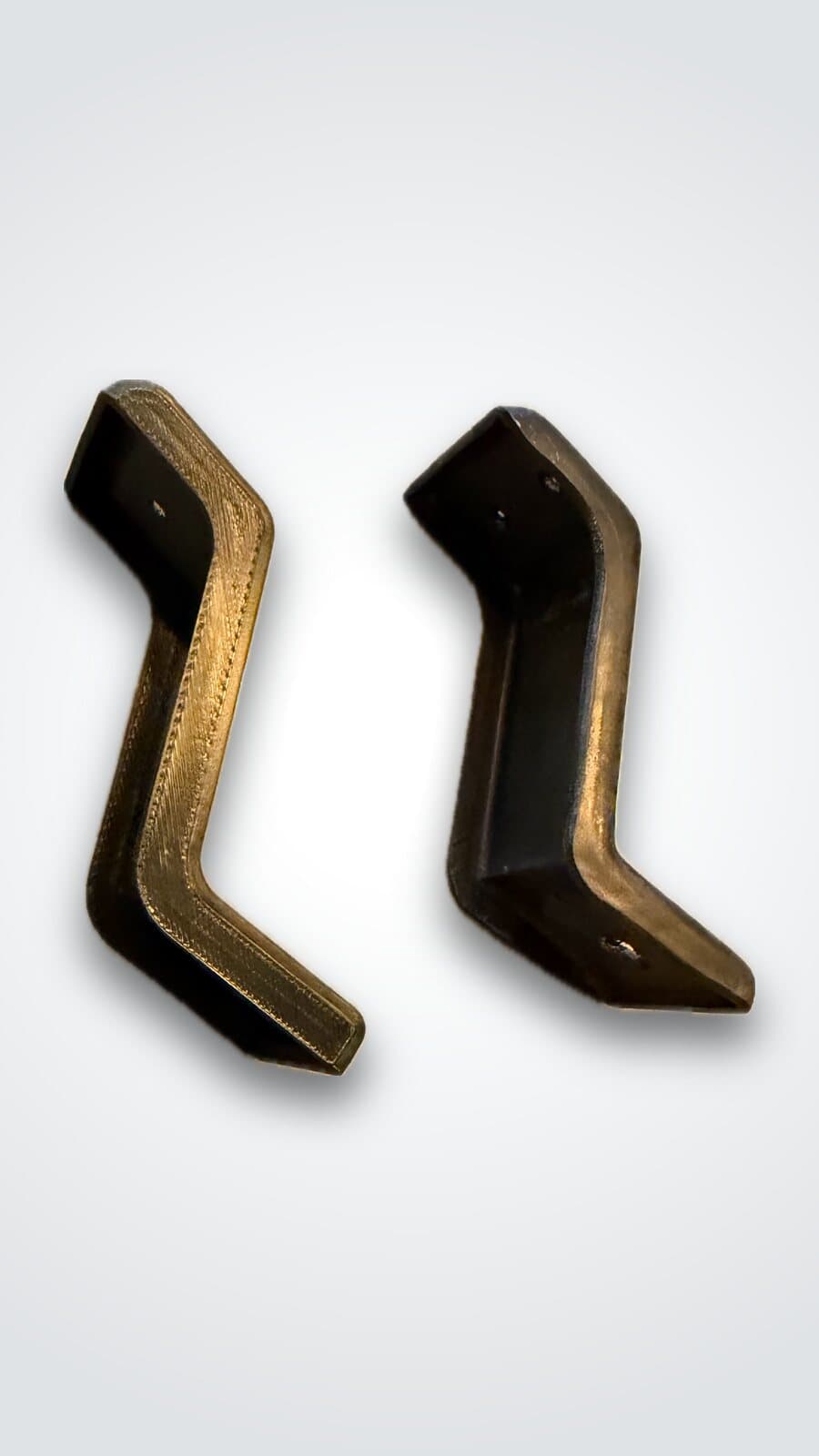Deux pièces coudées noires imprimées en 3D, côte à côte