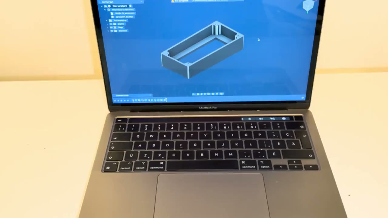 Modèle 3D en cours de conception sur l'écran d'un MacBook