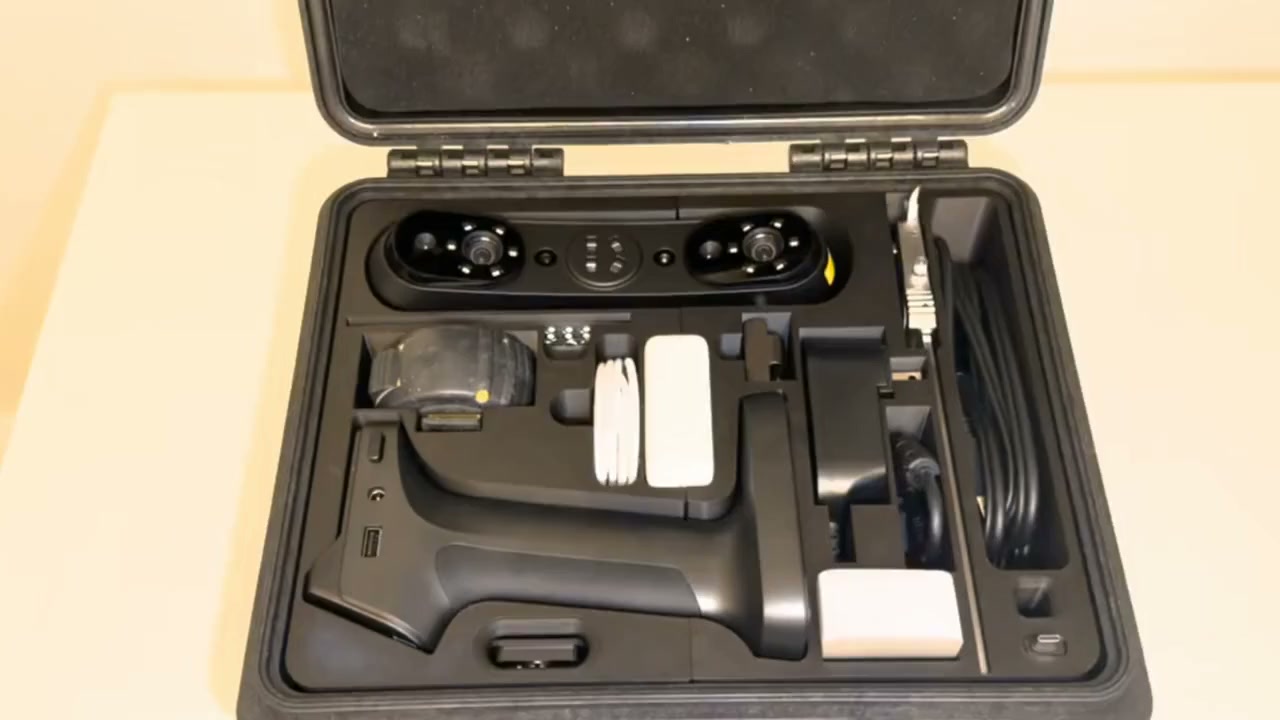Valise ouverte contenant le scanner 3D et ses accessoires